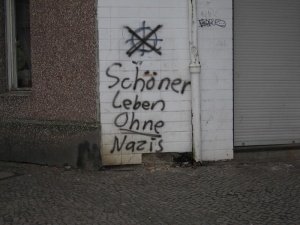 Graffito: Schöner Leben ohne Nazis